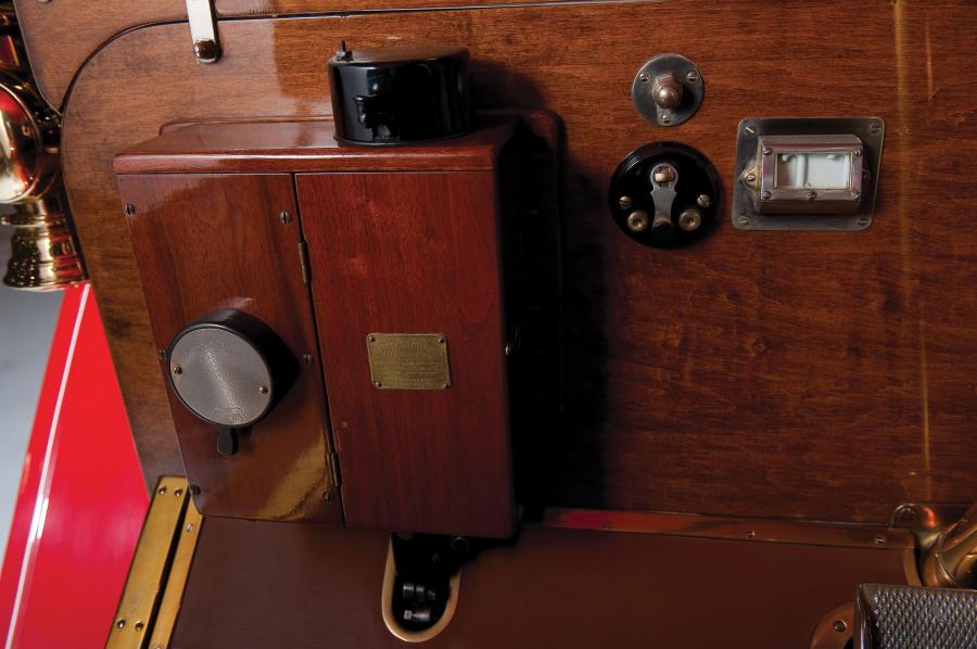 Детали интерьера Thomas Flyer 7-passenger Touring (L-6-40) 1909 года  (фото 15 из 38)